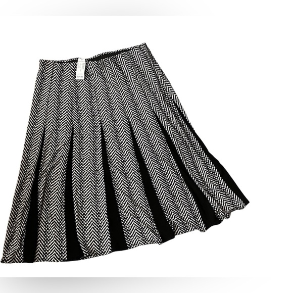 Roz & Ali Black and White Skirt - Picture 2 of 3